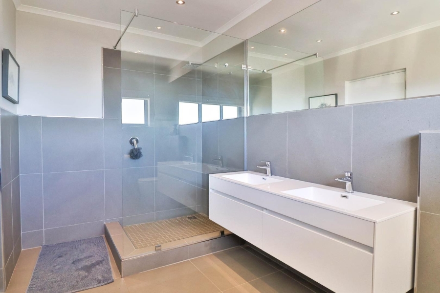 5 Bedroom Property for Sale in De Kelders Western Cape